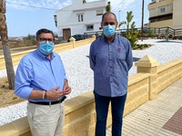 Moreno Ferrer y Antonio Ariza visitan la zona verde situada frente al colegio 'Los Olivos'